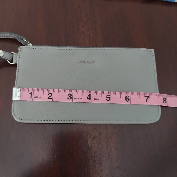 NWOT Nine West Gray Wristlet - Picture 15 of 17